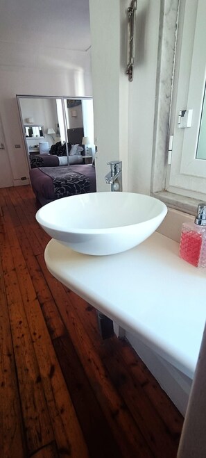 Double or Twin Room, Courtyard View | Bathroom | Slippers - Relais Piazza dei Martiri (Naples)