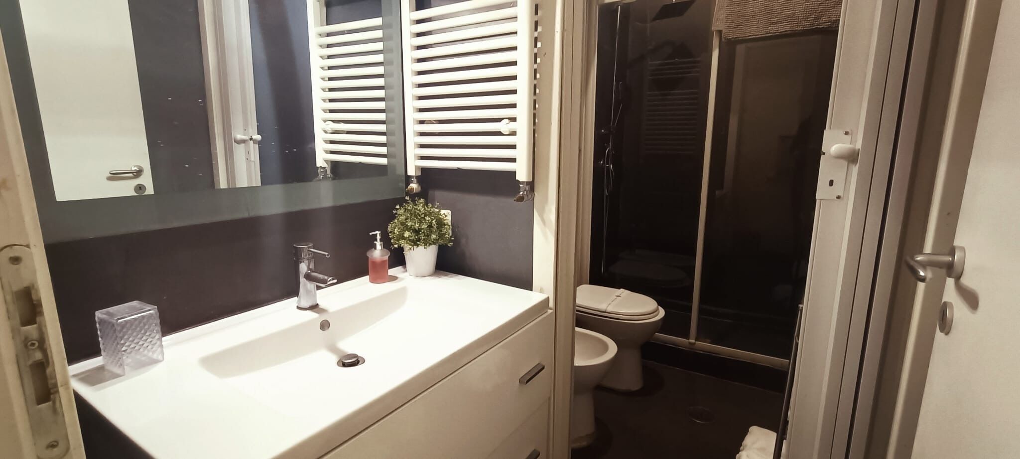 Deluxe Suite, Balcony, City View | Bathroom | Slippers