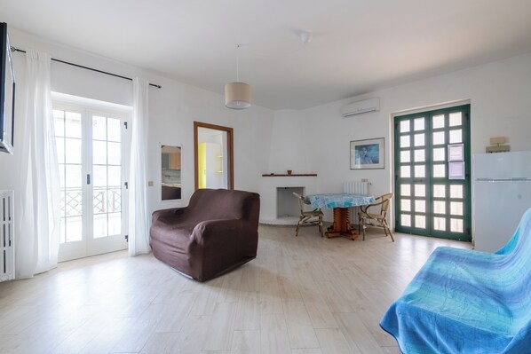 Living area - Spacious apartment in villa with swimming pool (Peschici)