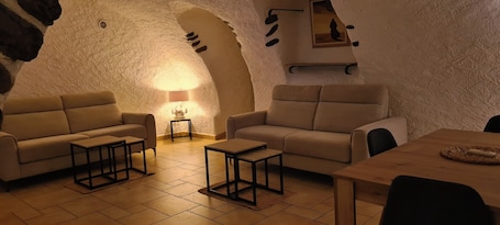 Interior. superbe appartement voûté aménagé avec soin pour accueillir jusqu’à 6 voyageurs