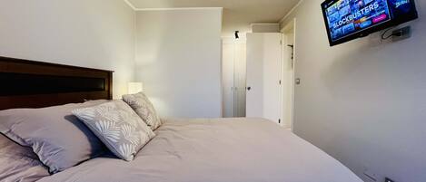 2 bedrooms, desk, iron/ironing board, WiFi