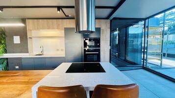 Geladeira, micro-ondas, fogão, cooktop