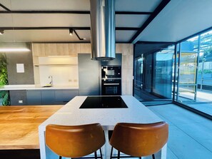 Refrigerador, microondas, horno, placa de cocina