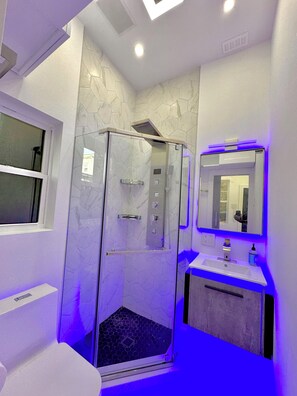 Towels, soap, toilet paper - Lovely modern house in vibrant Jersey City neighborhood (Jersey City)