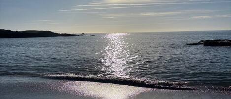 Gần bãi biển, ghế dài tắm nắng