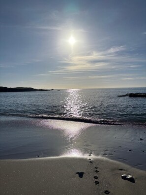 Rannalla, aurinkotuoleja