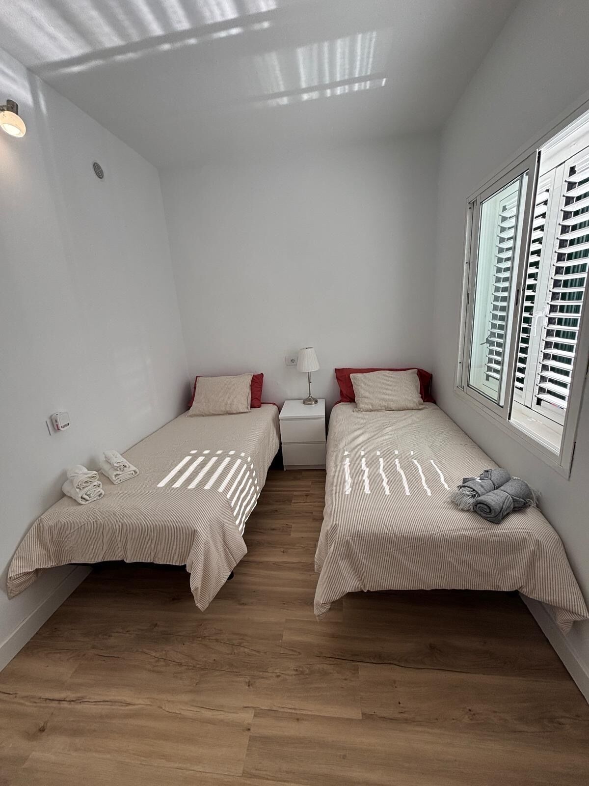 Cortinas blackout, tabla de planchar con plancha y wifi gratis 