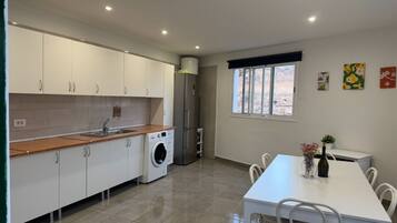 Villa estándar, 3 habitaciones, vistas al mar, mirando al mar | Cocina privada | Frigorífico grande, microondas, horno y placa de cocina