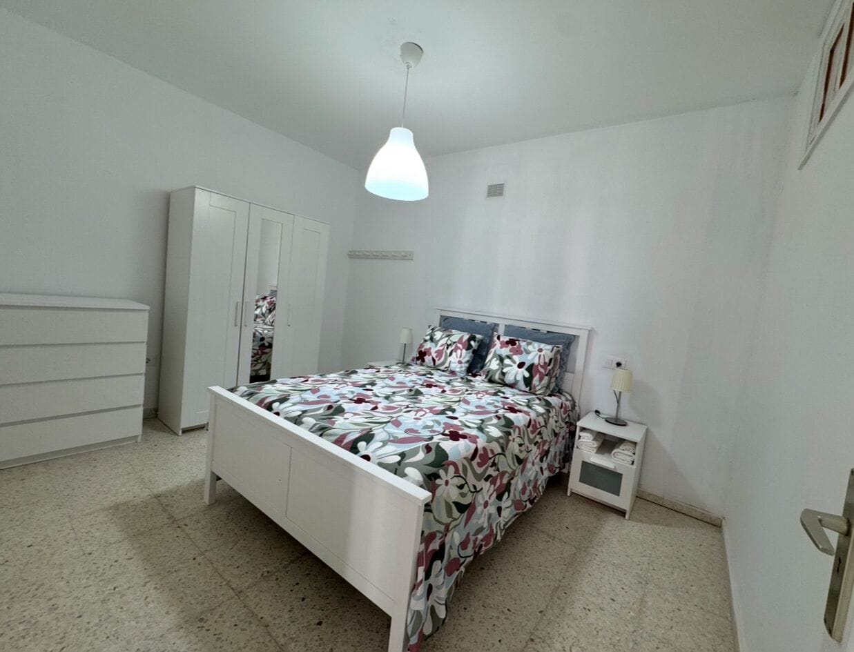 Cortinas blackout, tabla de planchar con plancha y wifi gratis 