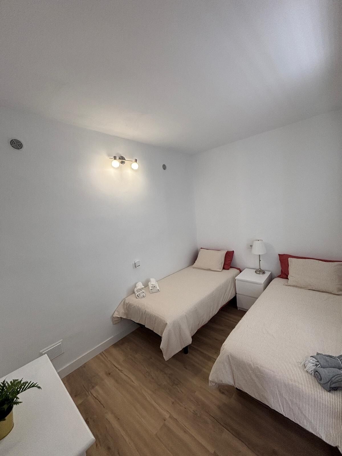 Verduisterende gordijnen, een strijkplank/strijkijzer, gratis wifi