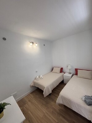 Mörkläggningsgardiner, strykjärn/strykbräda och gratis wi-fi