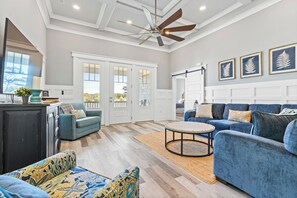 Smart TV - Oak Haven Getaway - Relax, Unwind & Watch the ICW Drift By (Oak Island)