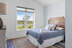 3 bedrooms, desk, travel crib, free WiFi - Oak Haven Getaway - Relax, Unwind & Watch the ICW Drift By (Oak Island)