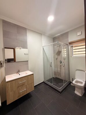 Family Apartment, Balcony, Garden View | Bathroom - 4BR Town House Cantonments. Pool. Garden (Accra)