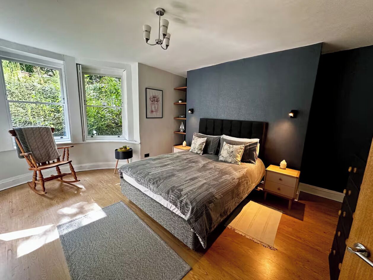 Tabla de planchar con plancha, internet y ropa de cama 