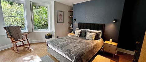 Tabla de planchar con plancha, internet y ropa de cama