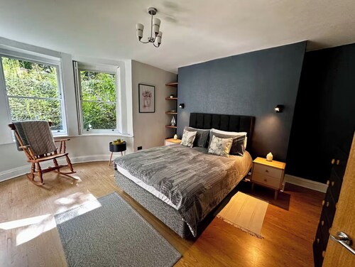 Superb family-friendly 2 bed Garden Flat with free parking close to city centre