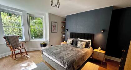 Superb family-friendly 2 bed Garden Flat with free parking close to city centre