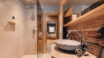 Appartement Familial, 3 chambres, balcon, vue montagne | Salle de bain | Douche, sĂšche-cheveux, serviettes fournies, savon