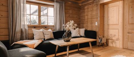 Perhehuoneisto, 3 makuuhuonetta, parveke, vuoristonäköala | Oleskelualue