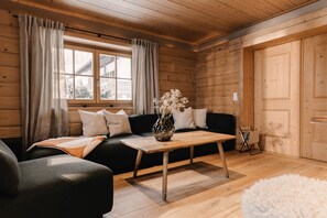 Familielejlighed - 3 soveværelser - balkon - bjergudsigt | Opholdsområde