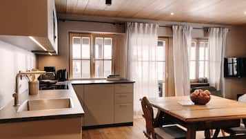 Familienapartment, 3 Schlafzimmer, Balkon, Bergblick | Eigene Küche | Kühlschrank, Mikrowelle, Wasserkocher, Toaster