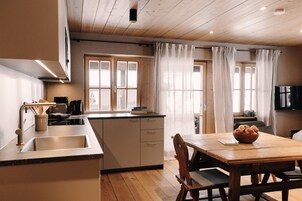 Apartamento família, 3 quartos, sacada, vista para a montanha | Cozinha privada | Geladeira, micro-ondas, chaleira elétrica, torradeira