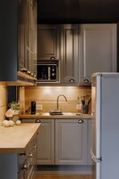 Refrigerador, microondas, tostadora, mesa de comedor