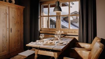 Apartment, 1 Queen Bed with Sofa bed, Balcony, Mountain View | Down duvets, free WiFi, bed sheets