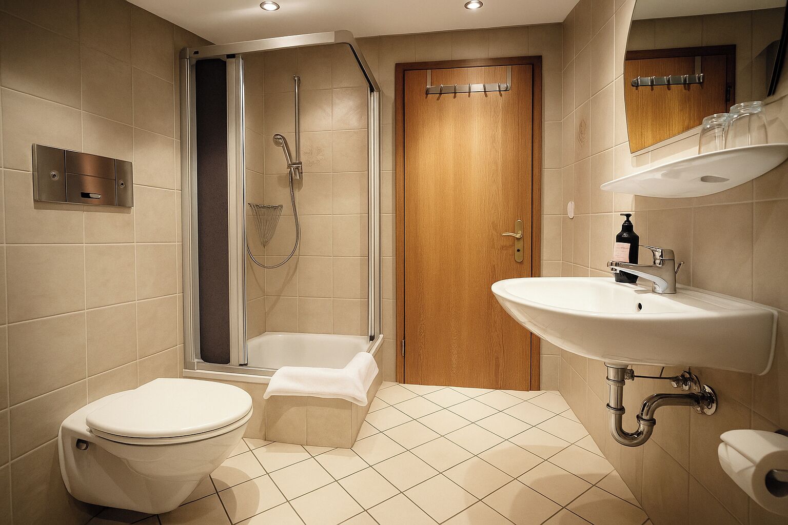 Un baño moderno con ducha, inodoro y lavamanos.