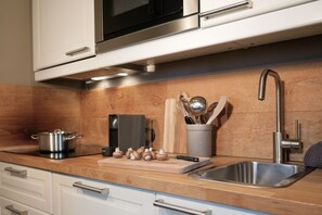 Estudio, vistas a la montaña, en la zona del jardín | Cocina privada | Frigorífico, microondas, hervidor eléctrico y tostadora