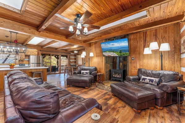 Smart TV - Game Room + Fire Pit Just Minutes from Dollywood (Sevierville)