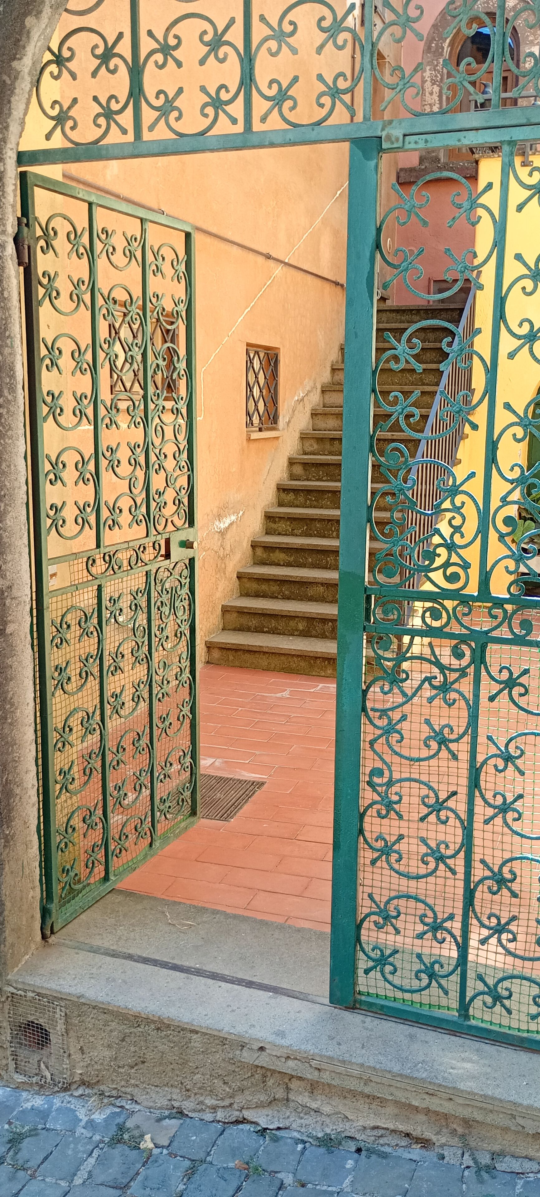 Un cancello con una scala che conduce a un edificio.