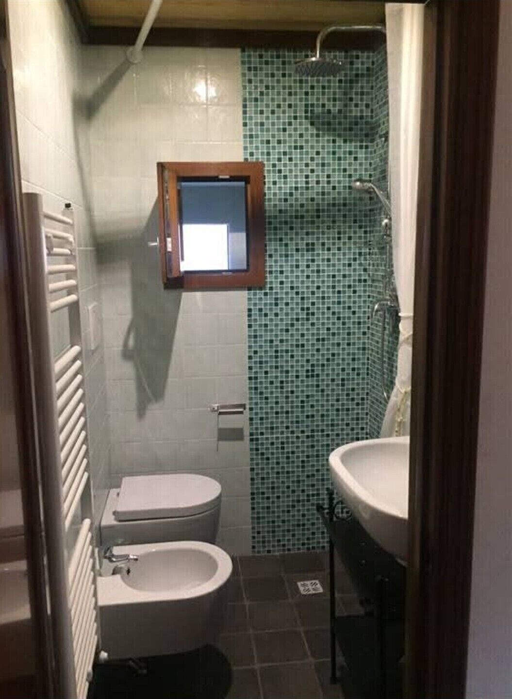 Douche, sèche-cheveux, bidet, serviettes fournies