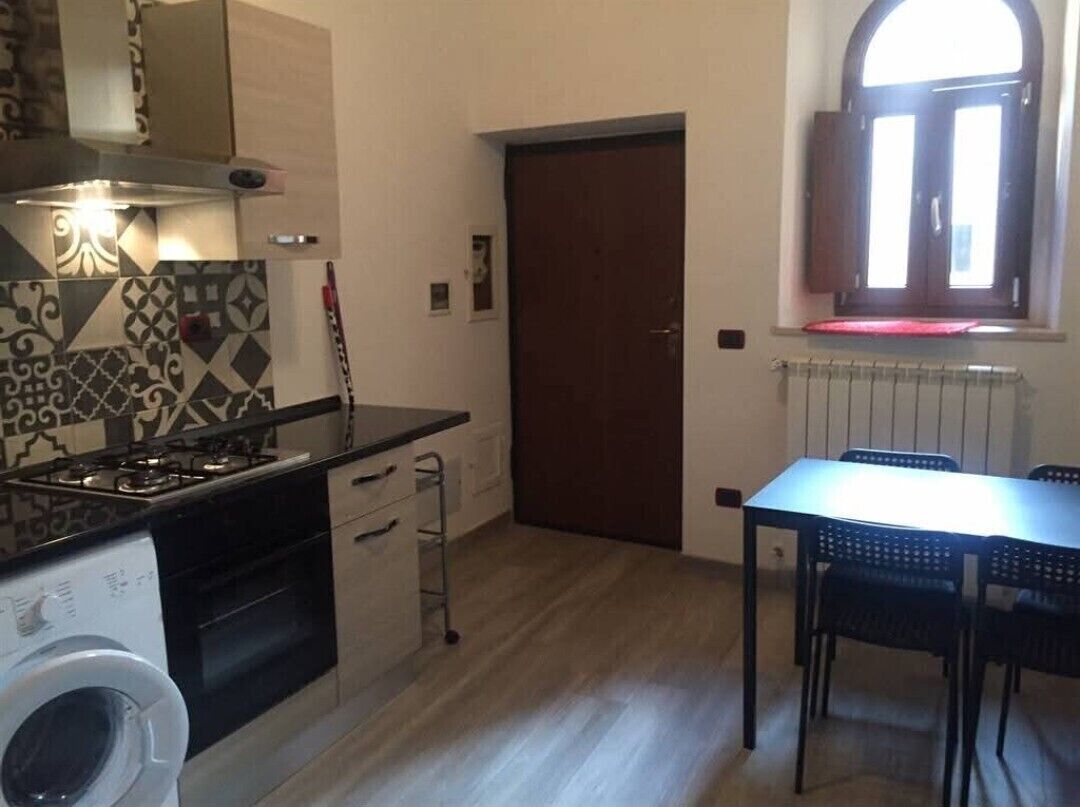 Fridge, oven, stovetop, coffee/tea maker