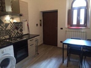 Frigorifero, forno, piano cottura, macchina per tè/caffè