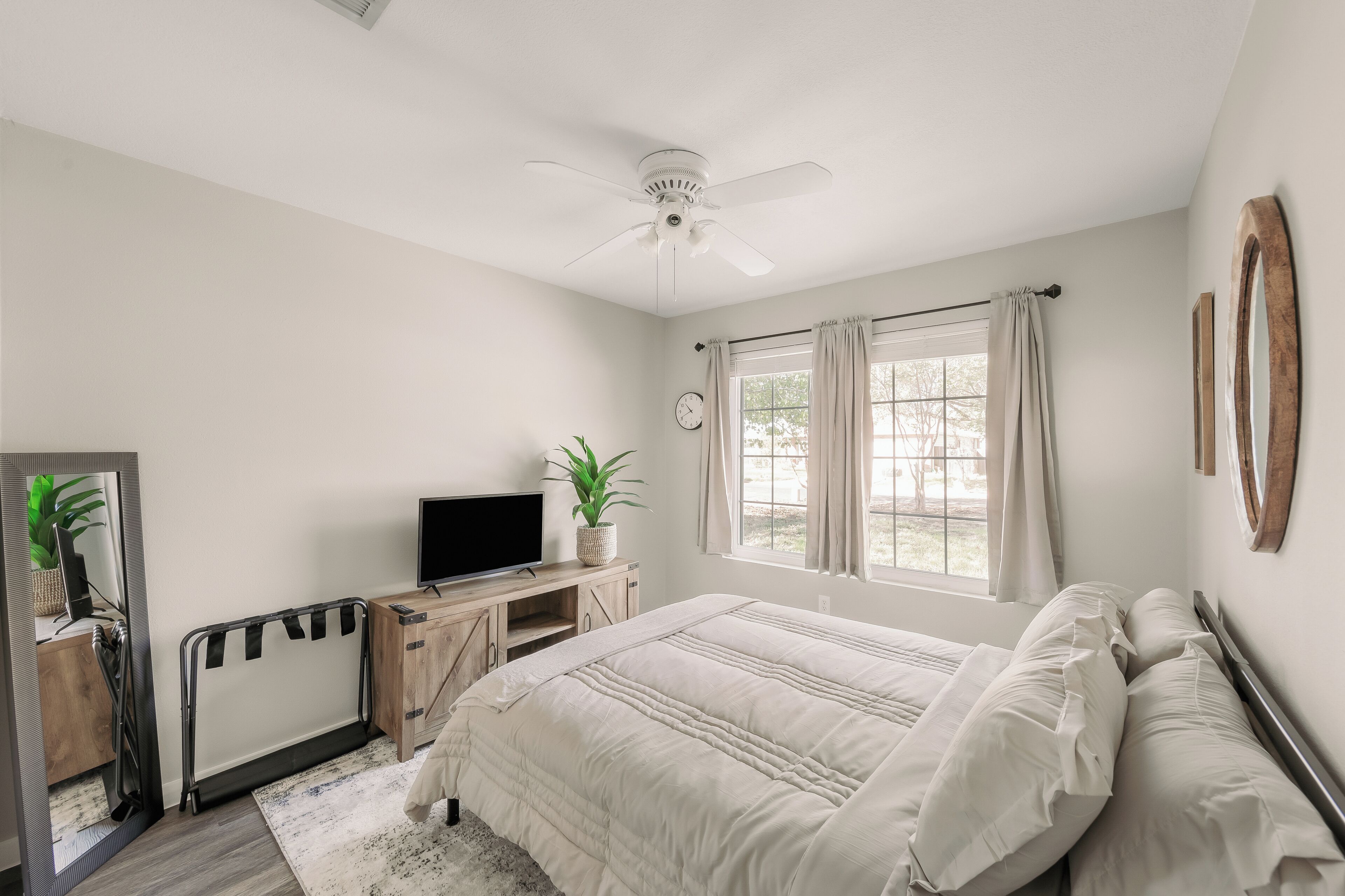 Tabla de planchar con plancha, wifi y ropa de cama 