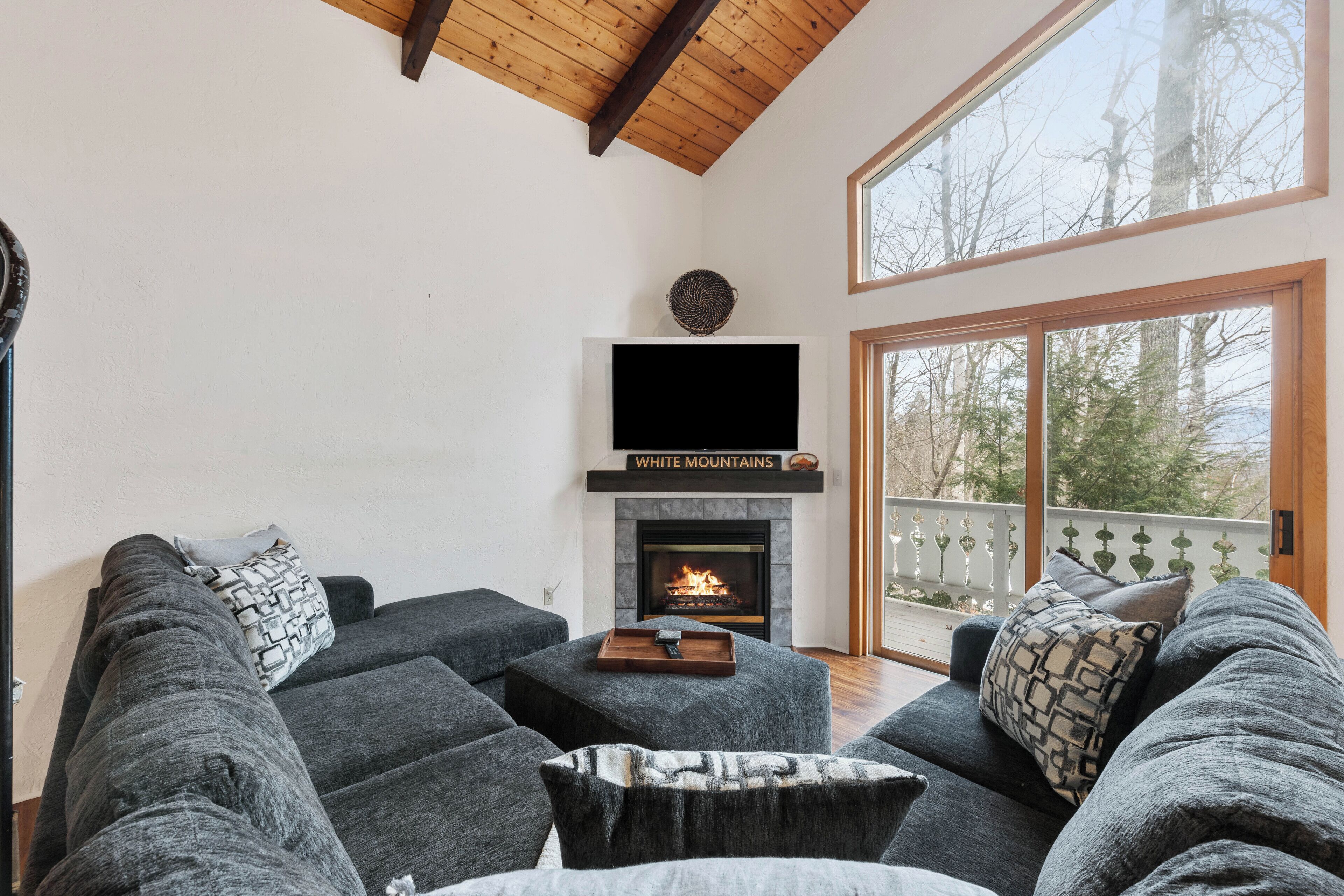 Televisión y chimenea 