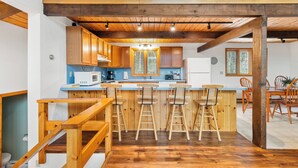 Coffee/tea maker, fridge, microwave, oven - Bluebird Chalet - Spacious 3 bedroom + loft.  Storyland, North Conway, Jackson (Bartlett)