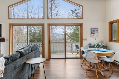 Bluebird Chalet - Spacious 3 bedroom plus loft.  Skiing, Storyland, North Conway