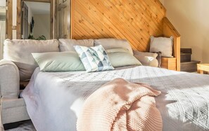 3 bedrooms, iron/ironing board, travel cot, free WiFi - The Dome Home on Lake Holcombe! (Holcombe)