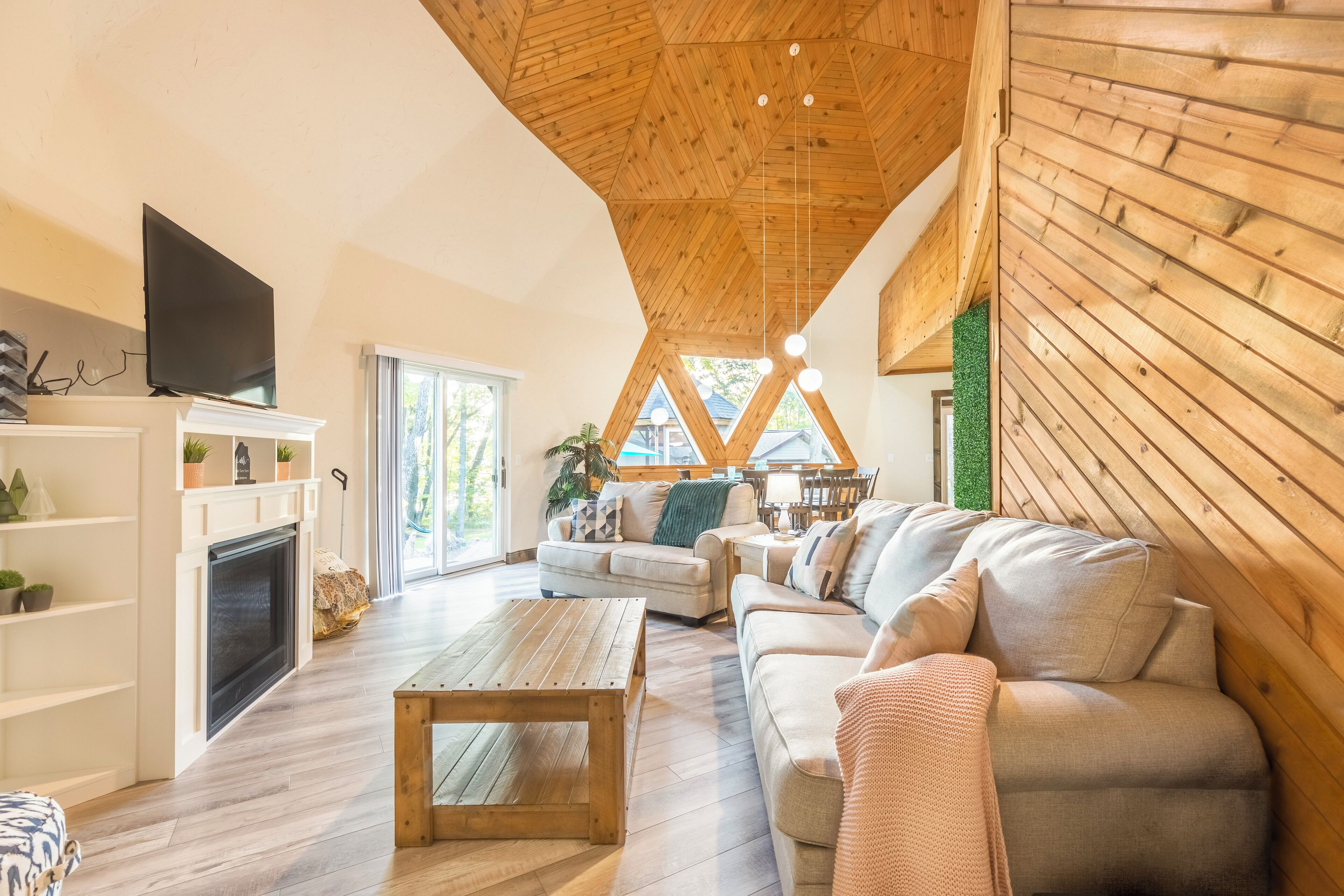 Smart TV, chimenea, futbolito y libros 