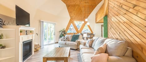 Smart TV, chimenea, futbolito y libros