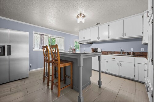 Beautiful 5-bedroom house in a beautiful neighborhood with WiFi and a Pool Table