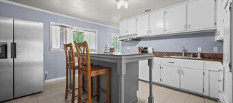 Beautiful 5-bedroom house in a beautiful neighborhood with WiFi and a Pool Table