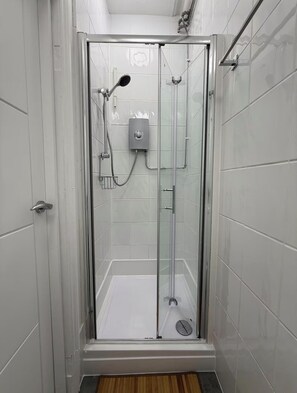 Shower, hair dryer, towels, toilet paper - Modern Luxe Studio Flat (Leicester)
