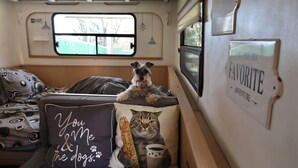 A cozy RV interior with a bed, a window, and a wall with a sign that says "You are my favorite." - Glamping with Jacuzzi in Guanajuato (pet friendly) (Guanajuato)