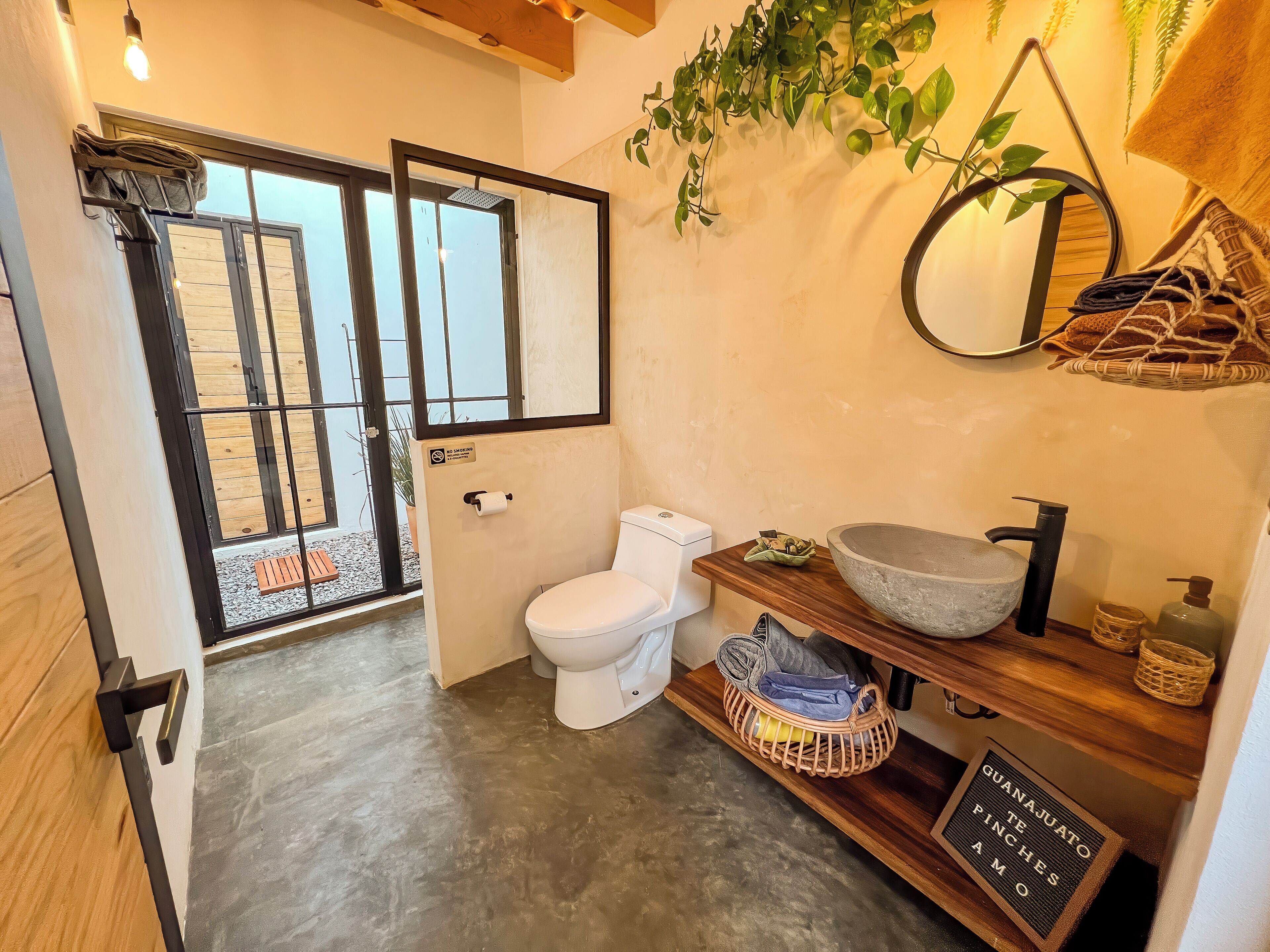 Sèche-cheveux, serviettes fournies, savon, papier toilette