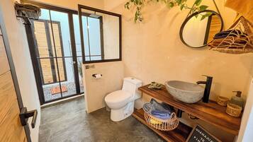 Sèche-cheveux, serviettes fournies, savon, papier toilette