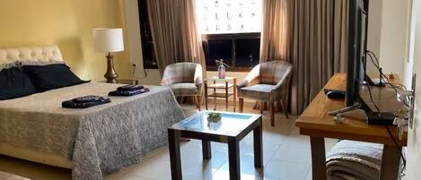 Ferros/tábuas de passar roupa, acesso à internet, roupa de cama